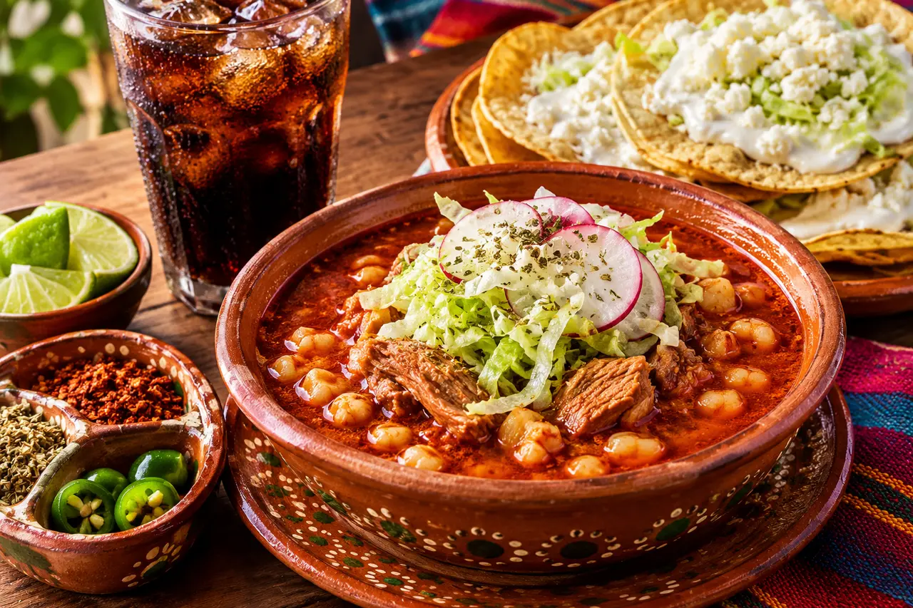 ¡Viva el pozole! El rey de las fiestas patrias, revela encuesta | IMAGEN REALIZADA CON IA 