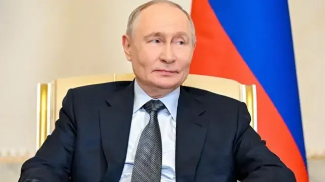 Vladímir Putin durante una declaración pública sobre la guerra en Ucrania y la posibilidad de dialogar con líderes europeos como Emmanuel Macron y Friedrich Merz.