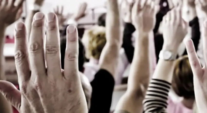 Voto a mano alzada