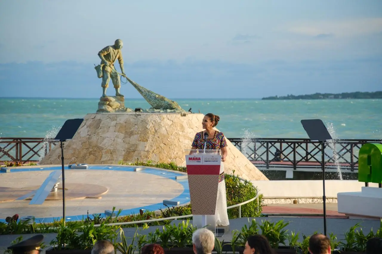 Mara Lezama durante la presentación de su Cuarto Informe de Gobierno en la Fuente del Pescador de Chetumal.