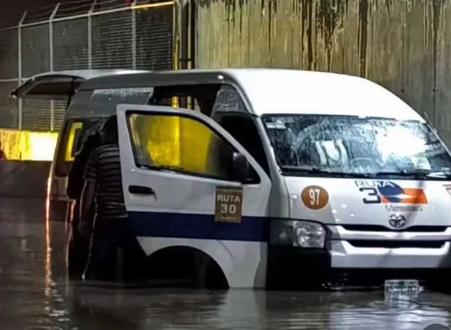 Camioneta de transporte público que quedó atrapada durante una inundación cerca de la estación Cueyamil en Tultitlán.