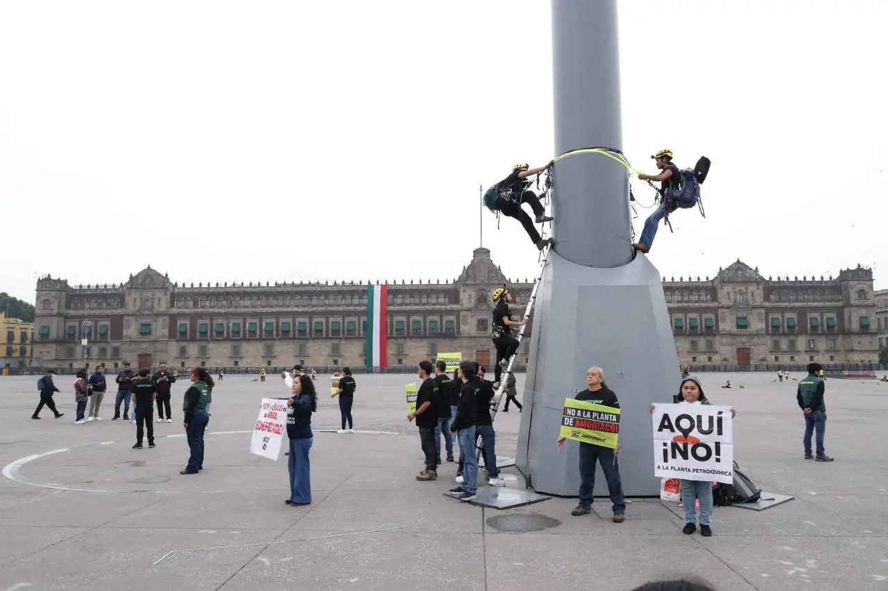 Activistas de Greenpeace protestan en el Zócalo contra la megaplanta de amoniaco de Topolobampo