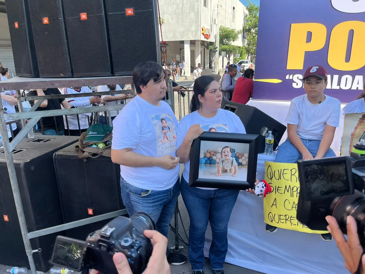 Familias y colectivos marchan por la paz en Culiacán