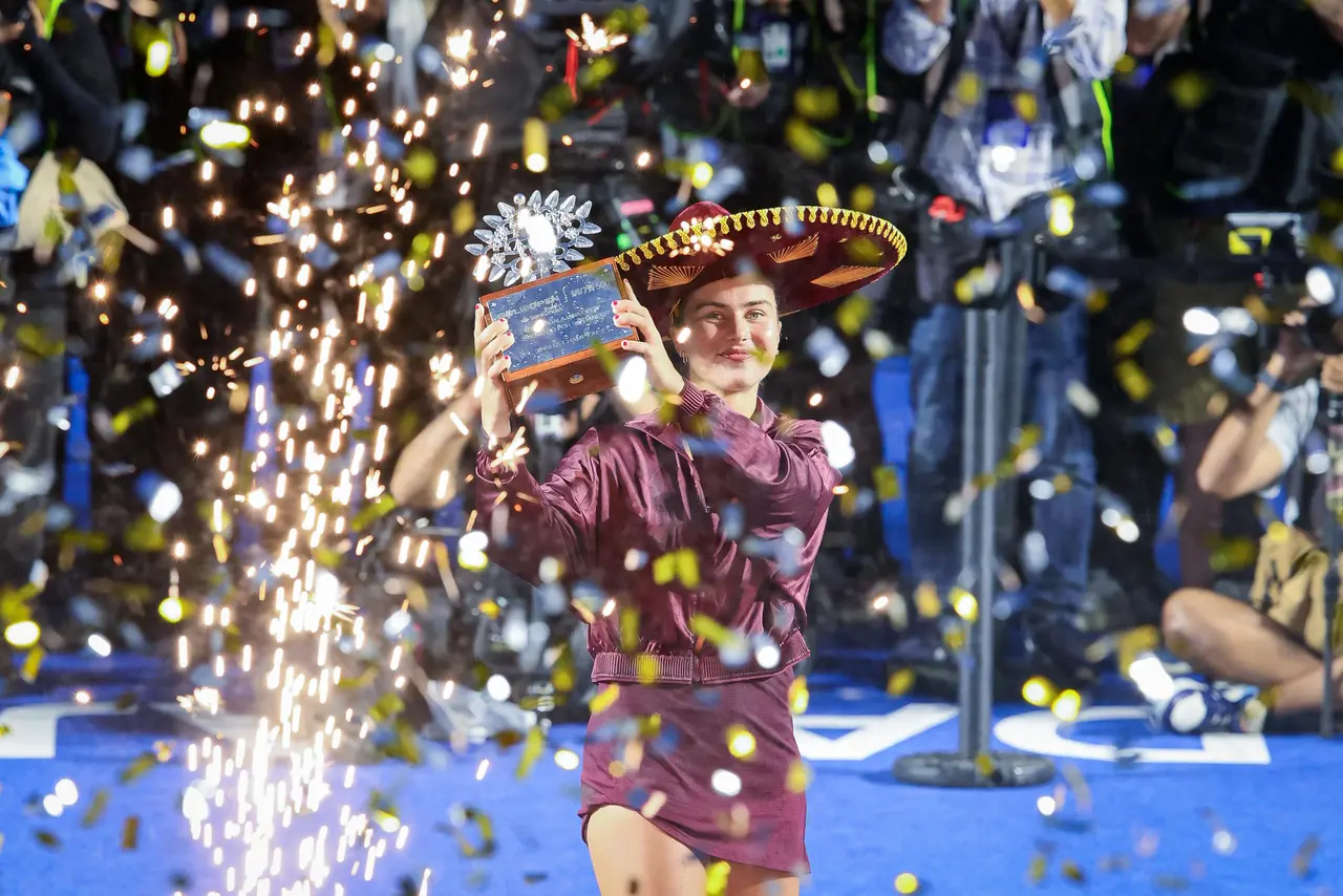 Iva Jovic celebra el título del Guadalajara Open tras vencer en la final a su compatriota Peyton Stearns por 6-4 y 6-2.