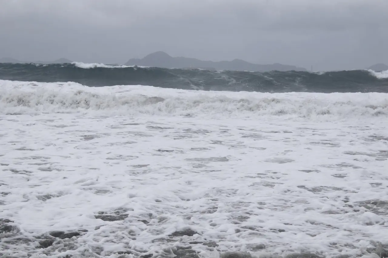 "Polo" provoca marejadas e inundaciones en El Paraíso, Colima