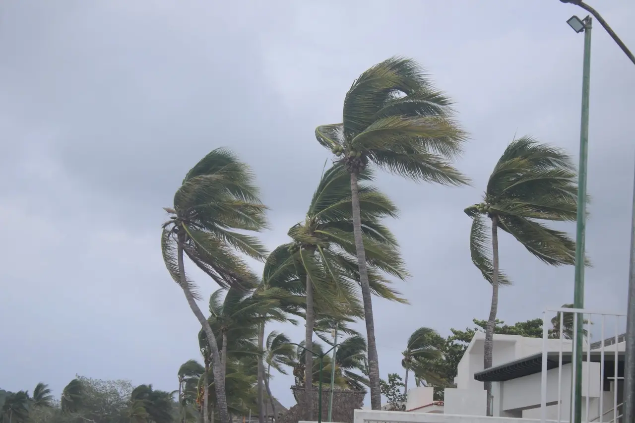 "Polo" provoca marejadas e inundaciones en El Paraíso, Colima