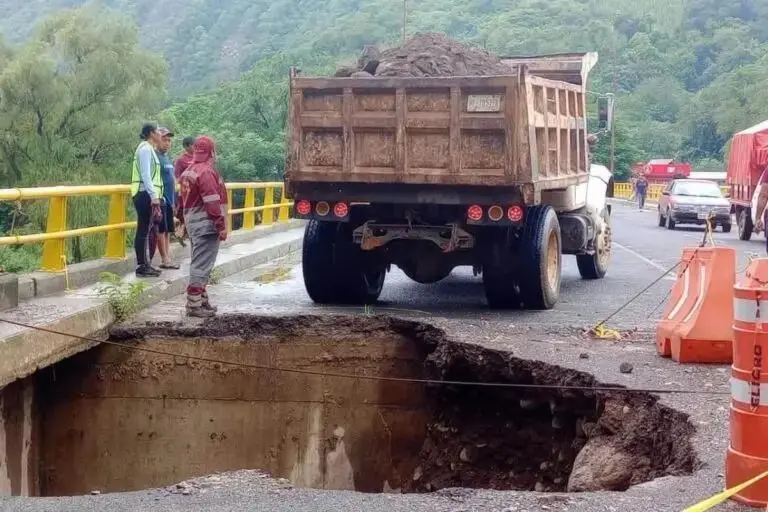 Derrumbe provocado por lluvias en Hidalgo deja dos niños heridos y provoca cierres de carreteras.