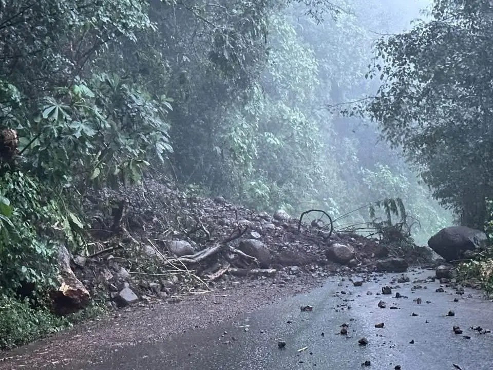 Lluvias provocan crecidas de ríos, deslaves y bloqueos carreteros en comunidades de la Sierra y Huasteca de Hidalgo.