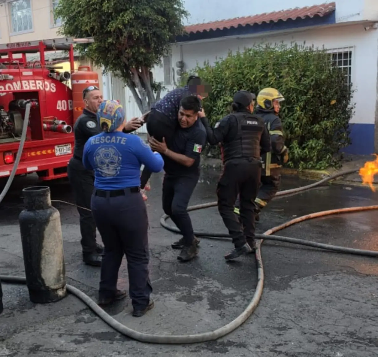 Bomberos atienden un incendio en una vivienda de la colonia El Sol, en Nezahualcóyotl, donde rescataron a dos personas y cuatro perros.