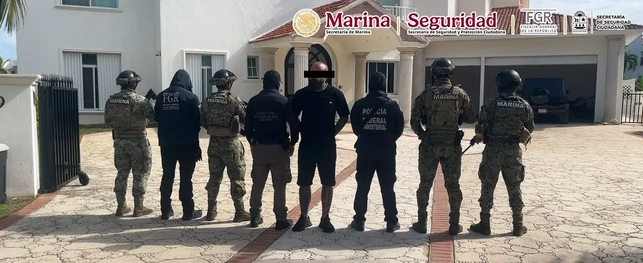 Operativo de seguridad en Cancún relacionado con la detención de un presunto líder criminal transnacional y el aseguramiento de armas y otros objetos en Isla Dorada.