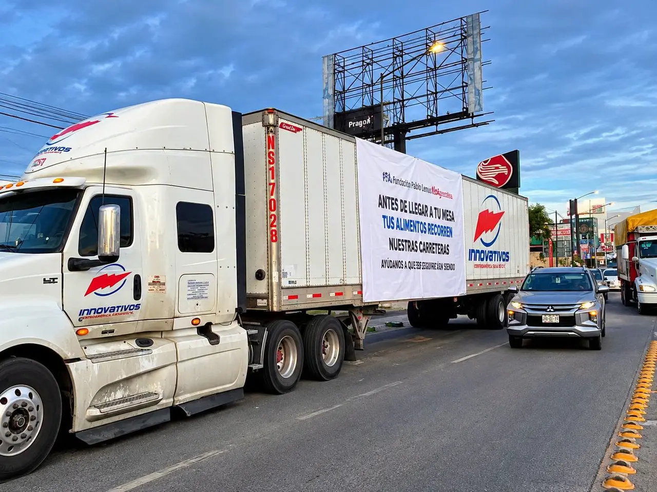 Camiones de carga participan en bloqueos carreteros durante el paro nacional de transportistas para exigir seguridad en las vías de México.