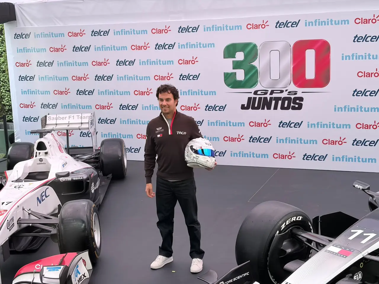 Sergio "Checo" Pérez junto dos monoplaza... 