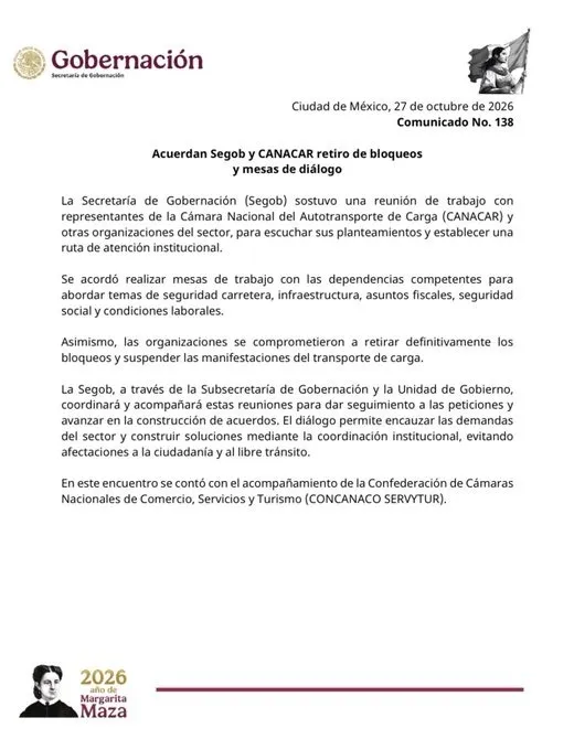 Representantes de la Secretaría de Gobernación y del sector del autotransporte de carga durante una reunión para acordar el retiro de bloqueos y la instalación de mesas de diálogo.