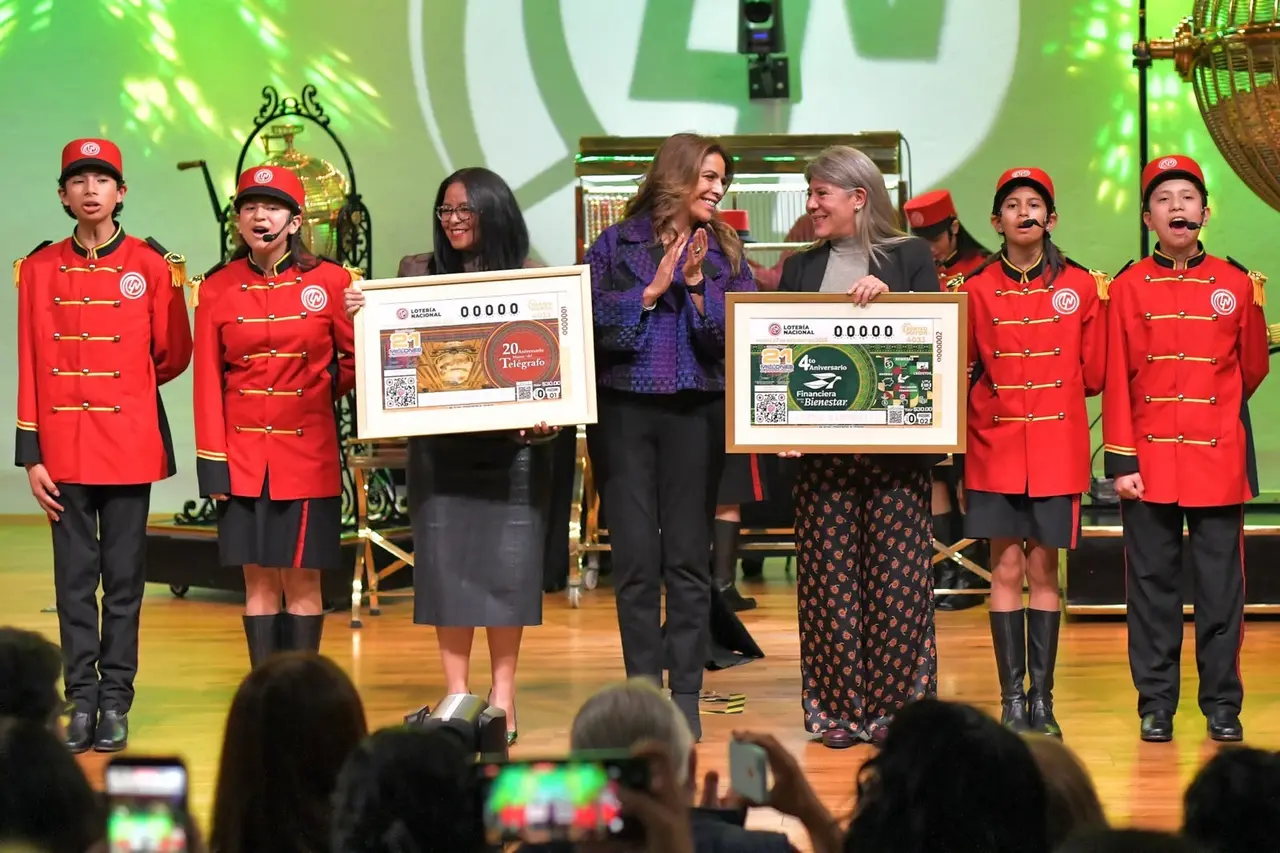 Autoridades de Lotería Nacional y FINABIEN durante la ceremonia del Sorteo Mayor 4033 por los aniversarios de ambas instituciones.