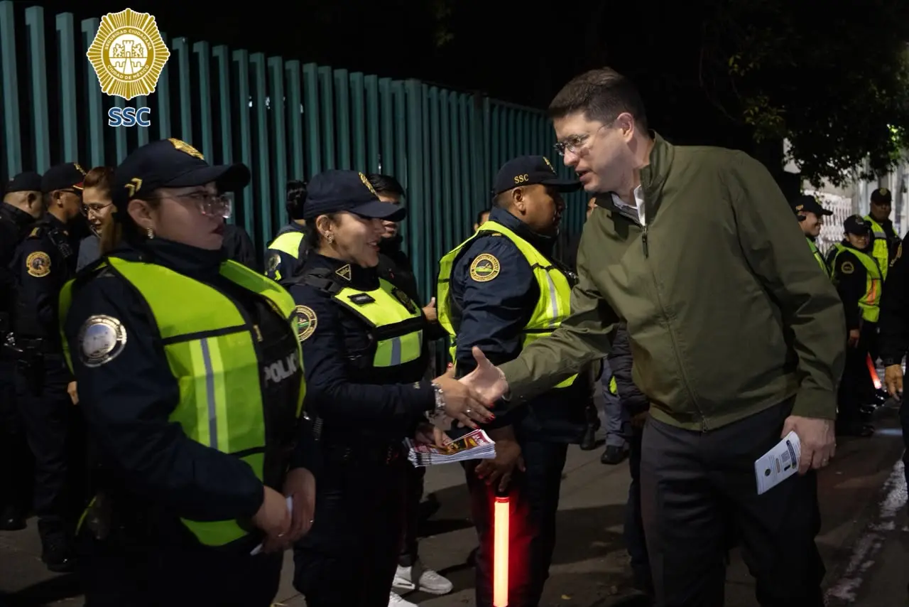 Policías de la SSC realizan revisiones aleatorias a pasajeros del transporte público durante el operativo Pasajero Seguro en la alcaldía Miguel Hidalgo, con apoyo de un binomio canino K9.