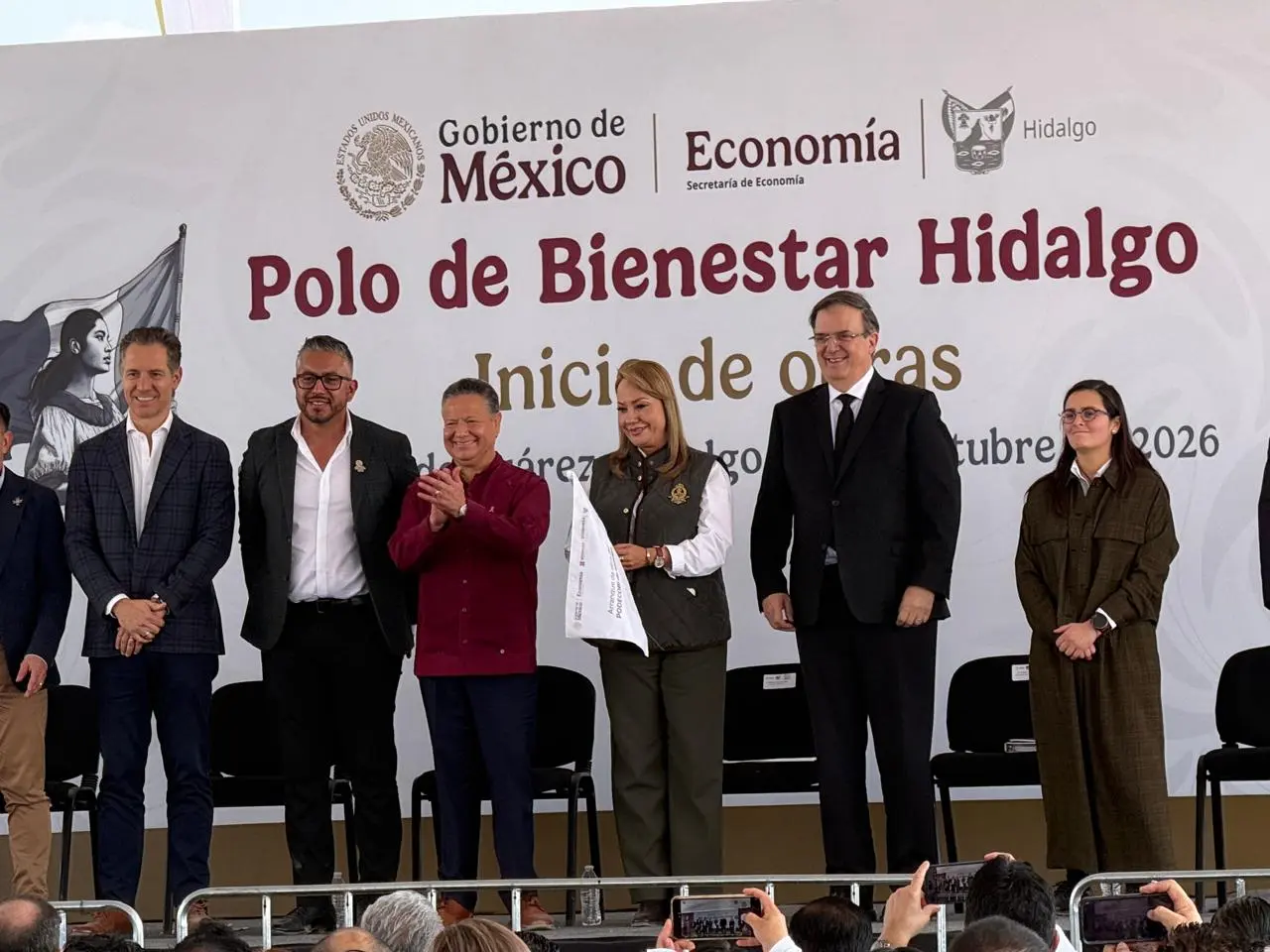 Marcelo Ebrard y Julio Menchaca durante el inicio de las obras del Polo de Desarrollo Económico para el Bienestar Reserva Zapotlán, en Hidalgo.