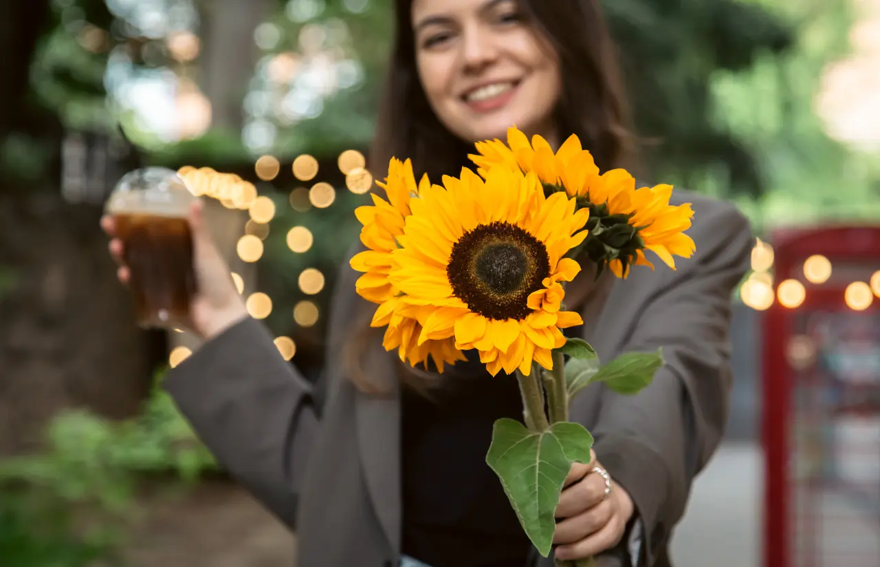 “Girasoles y rosas amarillas como parte de la tradición del 21 de septiembre.”